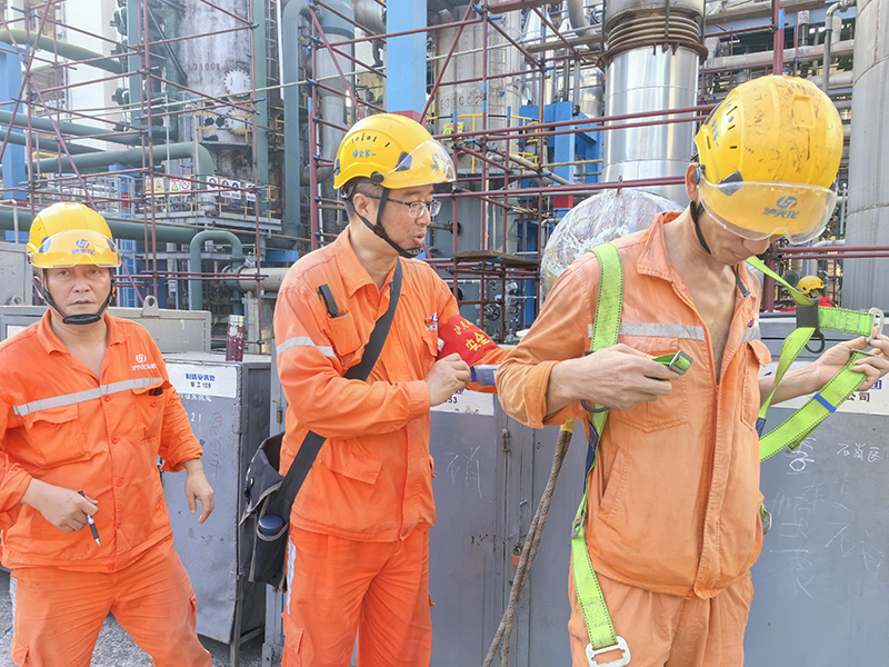 弘旭公司開(kāi)展瀘天化硝區(qū)大修現(xiàn)場(chǎng)安全帽、安全帶、安全網(wǎng) 使用情況檢查(圖1)