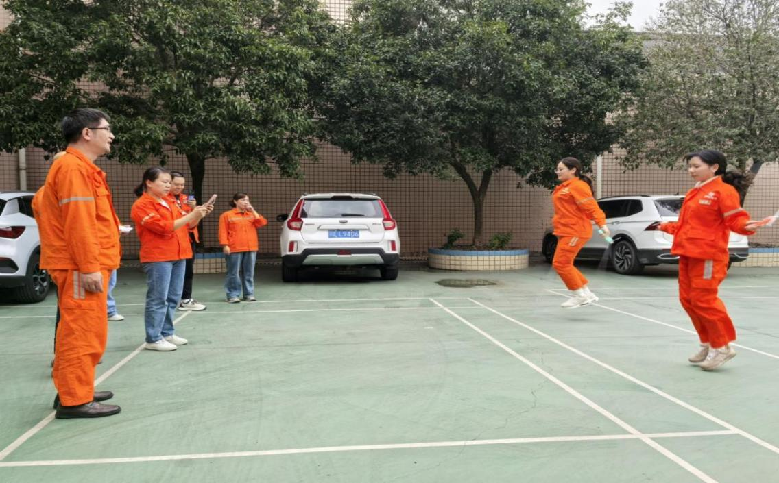 光芒四射，繩彩飛揚(yáng) ——弘旭公司工會(huì)開展秋季跳繩活動(dòng)(圖1)