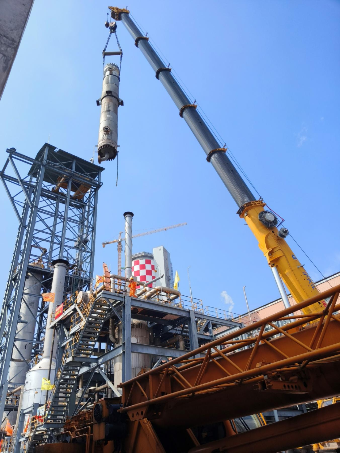 弘旭公司完成H306舊設備吊出工作(圖1) 弘旭公司完成H306舊設備吊出工作(圖1)