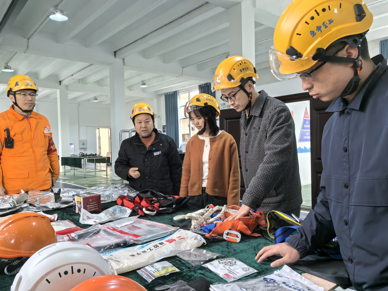 ?瀘天化集團(tuán)安全生產(chǎn)專項(xiàng)督導(dǎo)組赴弘旭公司開展實(shí)地檢查(圖2) ?瀘天化集團(tuán)安全生產(chǎn)專項(xiàng)督導(dǎo)組赴弘旭公司開展實(shí)地檢查(圖2)