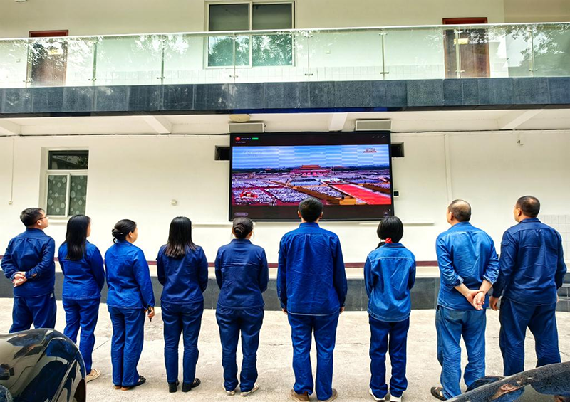  弘旭公司組織觀看九三閱兵式，激發(fā)愛國熱情(圖2)