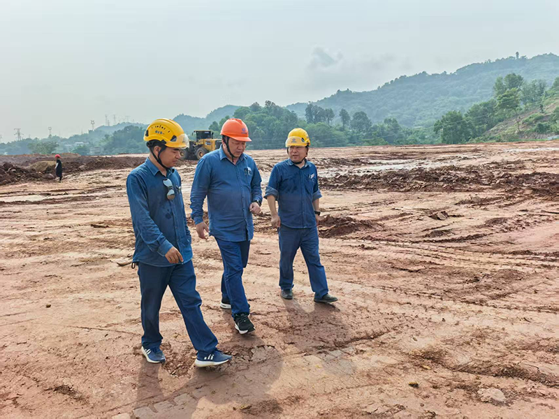 陳懋金到弘旭公司舊箱涵項(xiàng)目部指導(dǎo)工作(圖3) 陳懋金到弘旭公司舊箱涵項(xiàng)目部指導(dǎo)工作(圖3)