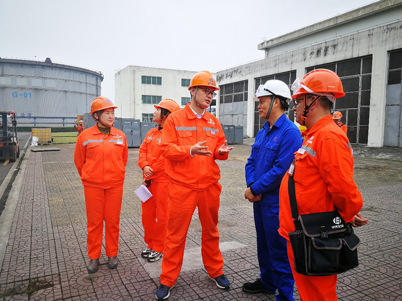 弘旭公司黨委書(shū)記熊輝率隊(duì)赴中海瀝青項(xiàng)目部檢查指導(dǎo)并慰問(wèn)員工(圖1) 弘旭公司黨委書(shū)記熊輝率隊(duì)赴中海瀝青項(xiàng)目部檢查指導(dǎo)并慰問(wèn)員工(圖1)