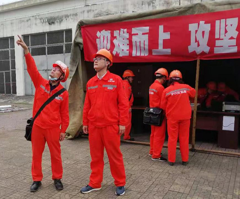 弘旭公司黨委書(shū)記熊輝率隊(duì)赴中海瀝青項(xiàng)目部檢查指導(dǎo)并慰問(wèn)員工(圖2) 弘旭公司黨委書(shū)記熊輝率隊(duì)赴中海瀝青項(xiàng)目部檢查指導(dǎo)并慰問(wèn)員工(圖2)