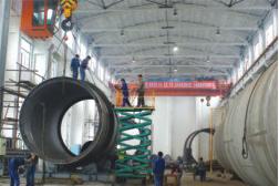 國(guó)內(nèi)第二臺(tái)大型稀硝酸吸收塔制作現(xiàn)場(chǎng)(圖1) 國(guó)內(nèi)第二臺(tái)大型稀硝酸吸收塔制作現(xiàn)場(chǎng)(圖1)