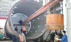 國(guó)內(nèi)第二臺(tái)大型稀硝酸吸收塔制作現(xiàn)場(chǎng)(圖2) 國(guó)內(nèi)第二臺(tái)大型稀硝酸吸收塔制作現(xiàn)場(chǎng)(圖2)