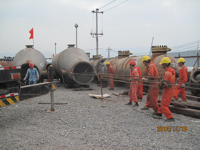 齊心協(xié)力，換熱器管束抽芯(圖1)