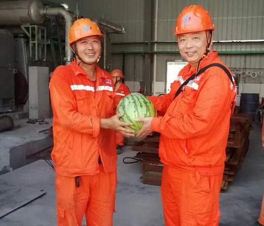 弘旭公司黨委開展向生產(chǎn)一線送清涼活動(圖1) 弘旭公司黨委開展向生產(chǎn)一線送清涼活動(圖1)