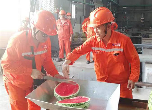 弘旭公司黨委開展向生產(chǎn)一線送清涼活動(圖2) 弘旭公司黨委開展向生產(chǎn)一線送清涼活動(圖2)