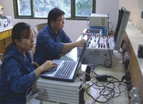 專(zhuān)業(yè)人員正進(jìn)行繼電保護(hù)測(cè)試